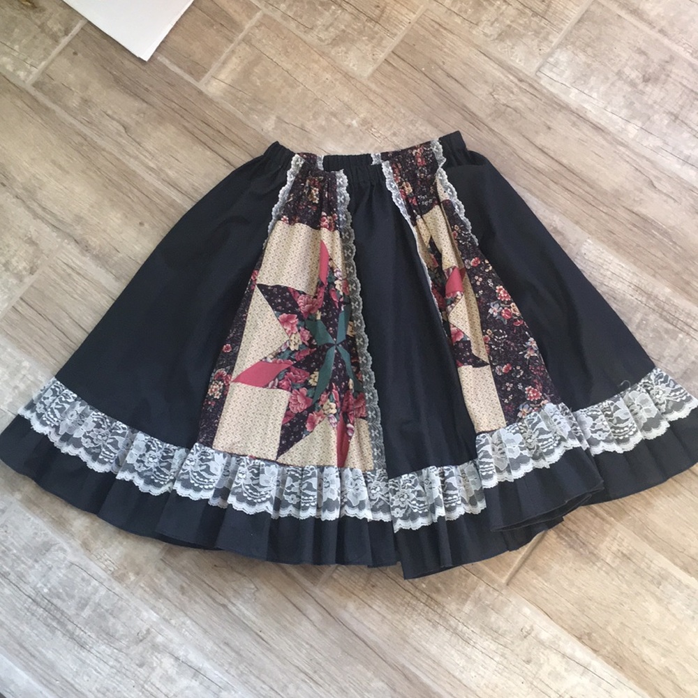 Vintage lace trimmed prairie quilt print skirt - Picture 6 of 13